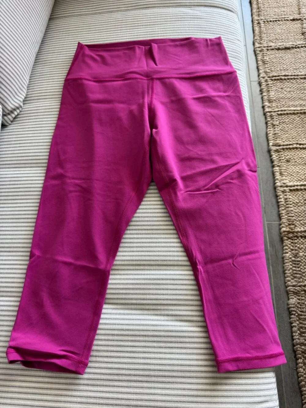 Athleta Transcend Capri Leggings – Bright Pink Magenta – Size Large - Picture 5 of 6